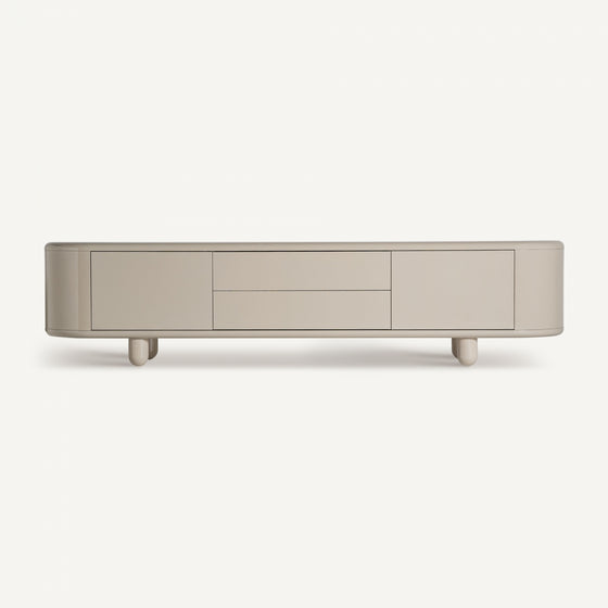 El mueble TV en madera DM gris Zorbig es un soporte rectangular duradero con esquinas redondeadas, que cuenta con dos gabinetes, dos cajones y patas cilíndricas cortas, perfecto para realzar cualquier salón contemporáneo.