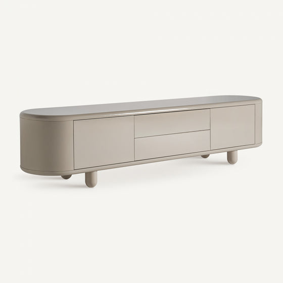 El mueble de TV en madera DM gris Zorbig es un elegante mueble ovalado de color beige con dos puertas corredizas y dos cajones sobre cuatro patas redondas cortas, que realza cualquier salón contemporáneo sobre un fondo sencillo.
