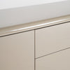 Primer plano de un mueble esquinero gris liso con líneas limpias y acabado brillante, similar al refinado diseño del Mueble TV en madera DM gris Zorbig. El borde superior y los dos paneles contiguos evocan una elegancia moderna, ideal para una sala de estar contemporánea.