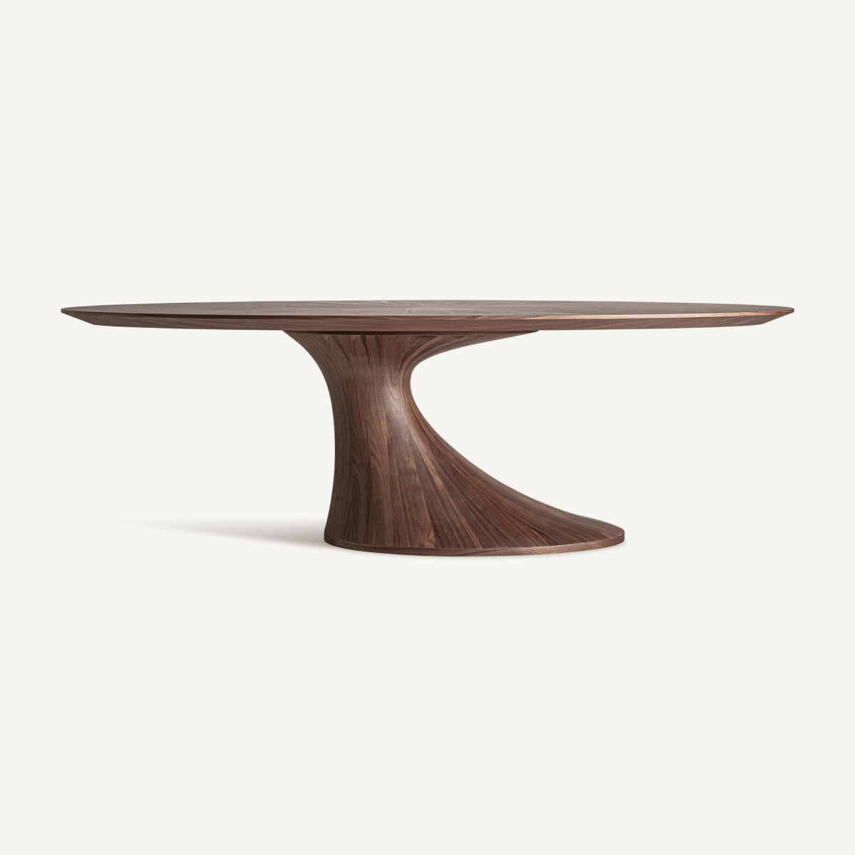 Una moderna mesa de comedor rectangular en chapa de nogal y fibra Sittard sobre un fondo blanco, que muestra un exquisito diseño contemporáneo con su escultural base de pedestal curva.