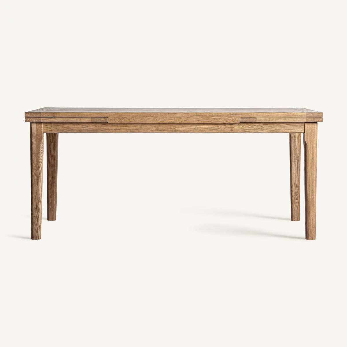 Mesa de comedor extensible en madera de fresno Heikant, de diseño clásico y forma rectangular con cuatro patas, mostrada sobre un fondo blanco.