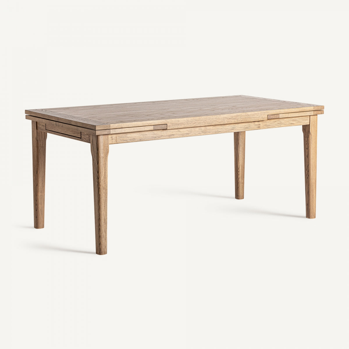 La mesa de comedor extensible en madera de fresno Heikant, de forma rectangular con cuatro patas rectas y diseño clásico, se presenta sobre un fondo blanco sencillo.