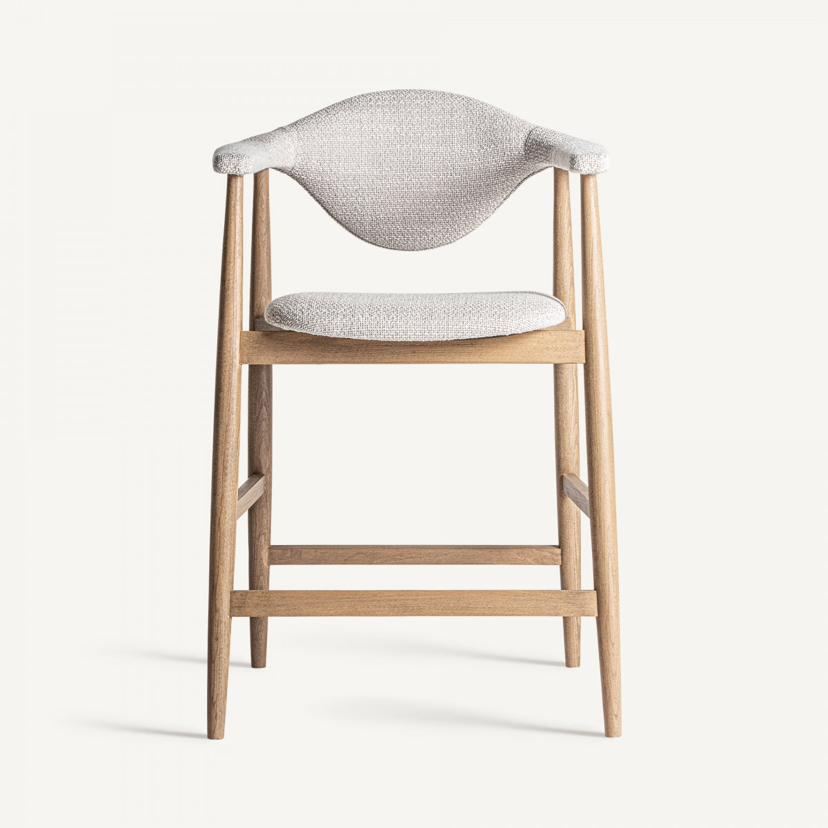 Un Taburete en madera de haya y tapizado Dilbeek presenta un asiento y respaldo acolchados en color gris claro sobre un fondo liso, destacando su fabricación artesanal.