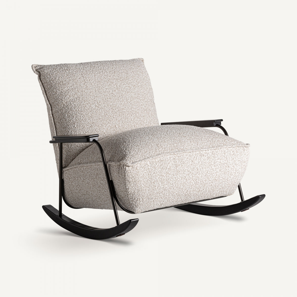 La MECEDORA ZWALM es una mecedora contemporánea tapizada en poliéster jaspeado beige, con estructura de metal negro y patines curvos de madera de pino, presentación sobre fondo blanco.