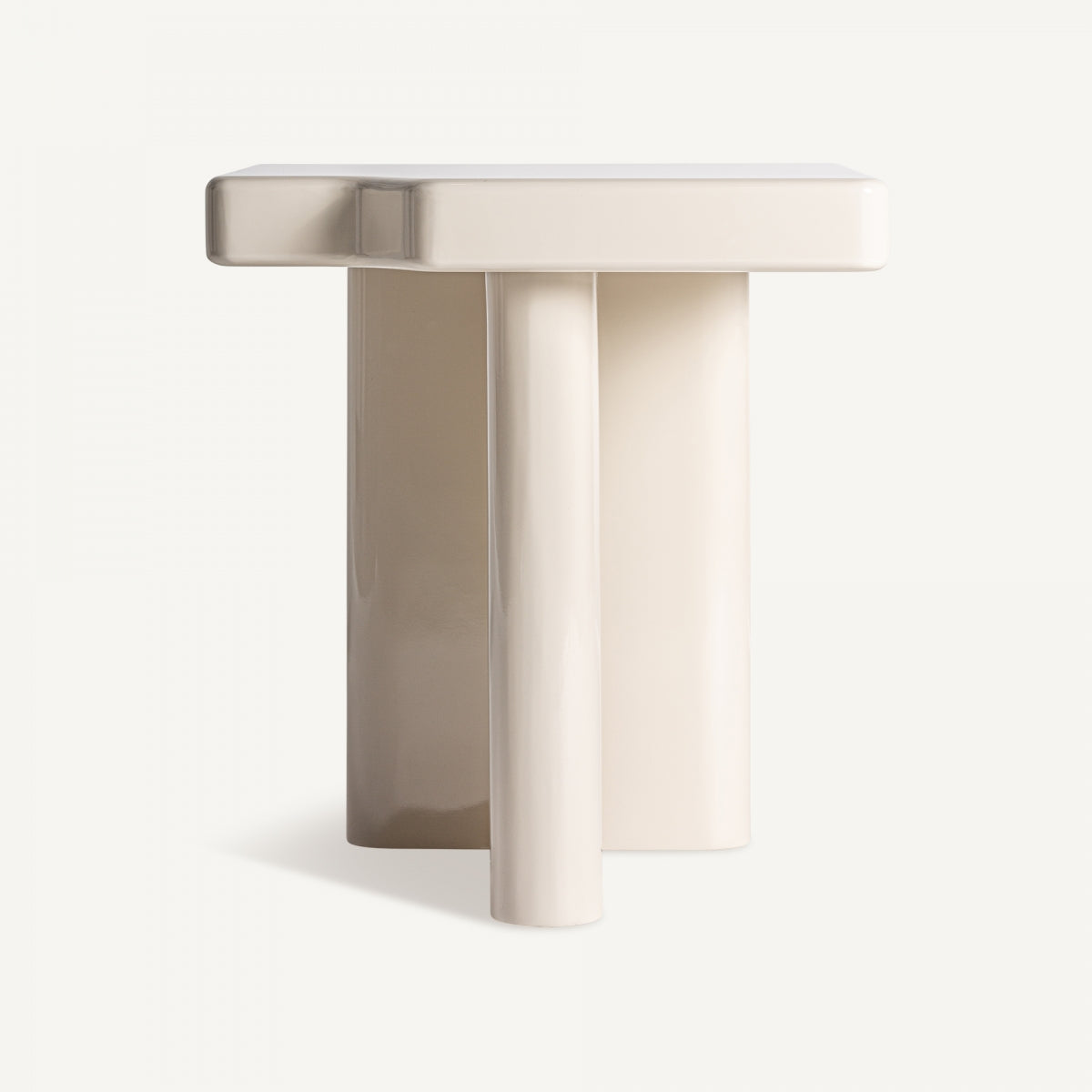 La mesa auxiliar cuadrada en DM y blanco Suhi es una mesa auxiliar minimalista de color blanco brillante con un tablero plano y tres patas cilíndricas, que recuerdan al diseño art déco, elaborada a partir de elegante madera DM.
