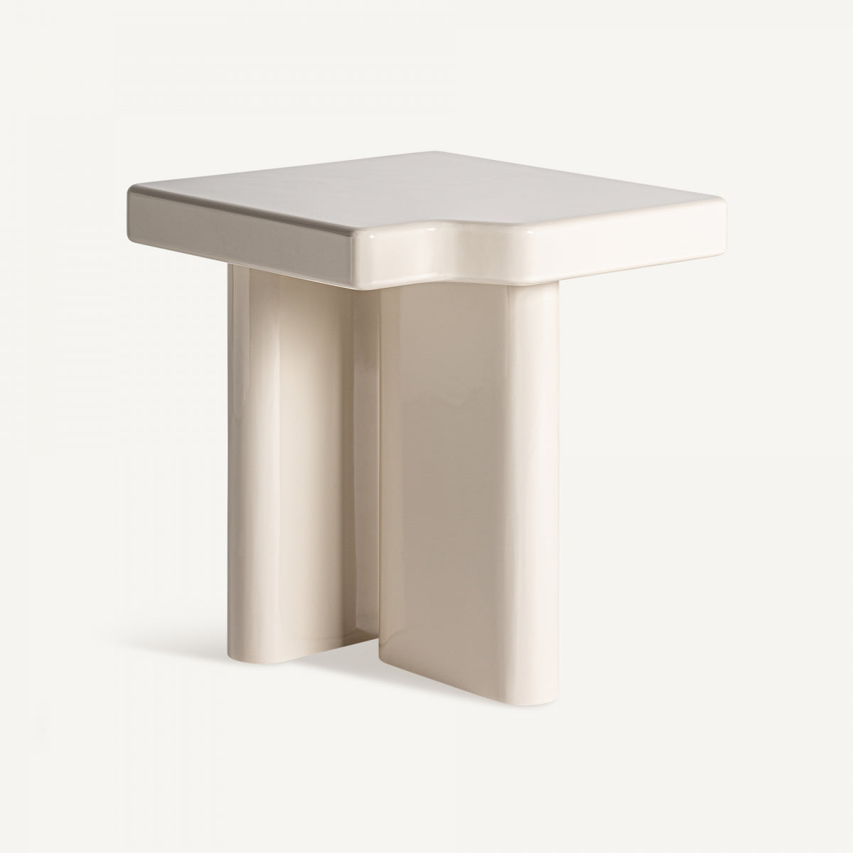 La mesa auxiliar cuadrada en DM y blanco Suhi es una mesa cuadrada minimalista de color marfil con un acabado brillante, que presenta una superficie plana y patas resistentes y sencillas que reflejan un sutil encanto art déco.