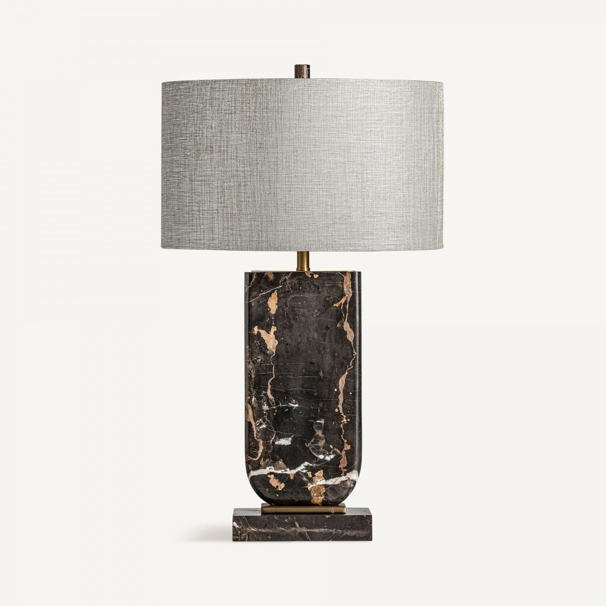 Porta elegancia y estilo con la lámpara de mesa en mármol y metal Arty 83, que luce una base rectangular en mármol negro y dorado, y una gran pantalla cilíndrica gris sobre fondo blanco.
