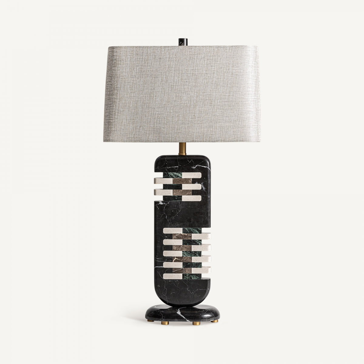 La lámpara de sobremesa en mármol negro y metal Ar-Deco irradia elegancia moderna con su pantalla gris rectangular texturizada y base de mármol negro resaltada por acentos blancos horizontales.