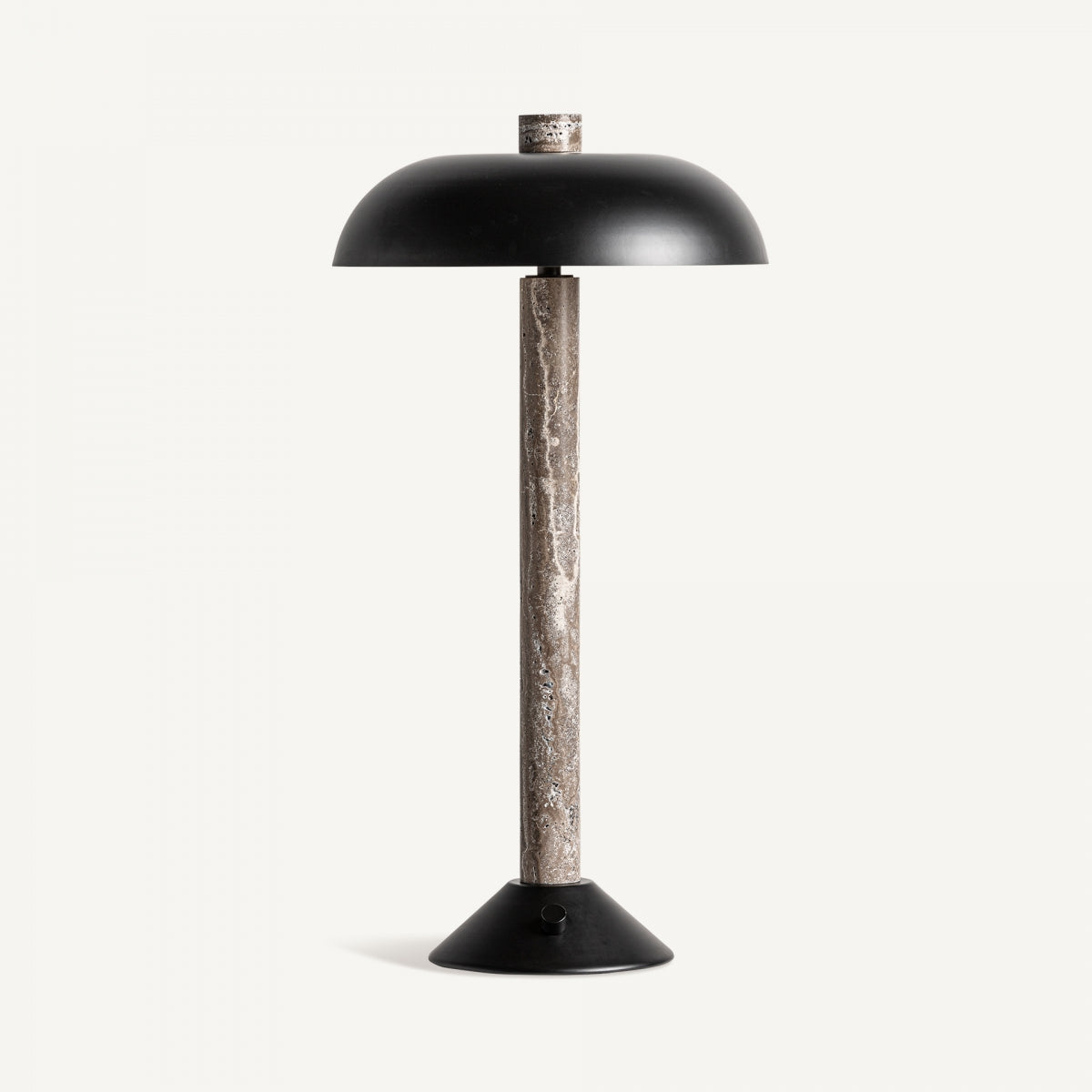La lámpara de mesa en mármol y metal Sombria presenta una pantalla negra en forma de cúpula, un tallo cilíndrico texturizado y una base cónica negra hecha de materiales de calidad, que se muestran sobre un fondo blanco liso.