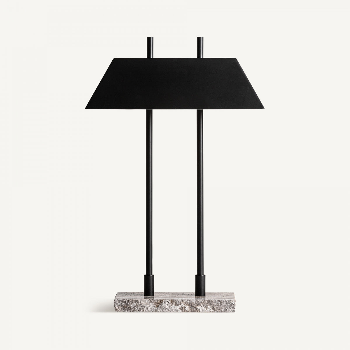 Lámpara de mesa en mármol gris y metal negro Midcent, con pantalla rectangular negra, dos barras verticales de metal negro mate y base de mármol gris, sobre fondo blanco.