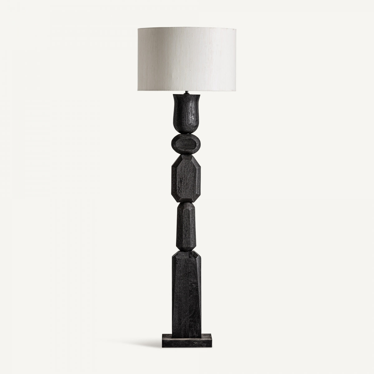 La Lámpara de pie en madera de mango y yute Cogne, con base escultural y pantalla cilíndrica clara, es ideal para destacar en cualquier espacio de diseño de interiores.