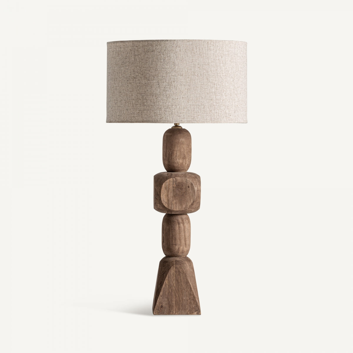 La lámpara de sobremesa en madera de mango Cogne S destaca por su base geométrica apilada y pantalla cilíndrica beige, ideal para aportar elegancia a cualquier espacio moderno.