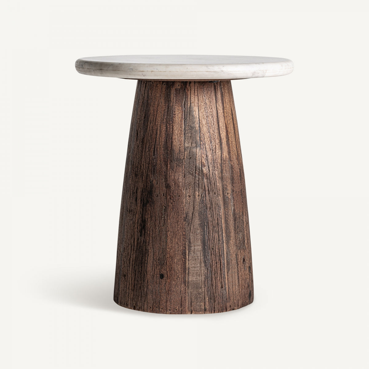 La mesa auxiliar en madera y mármol Skorup presenta un diseño compacto con una cubierta de mármol blanco y una base cilíndrica hecha de madera bellamente recuperada.