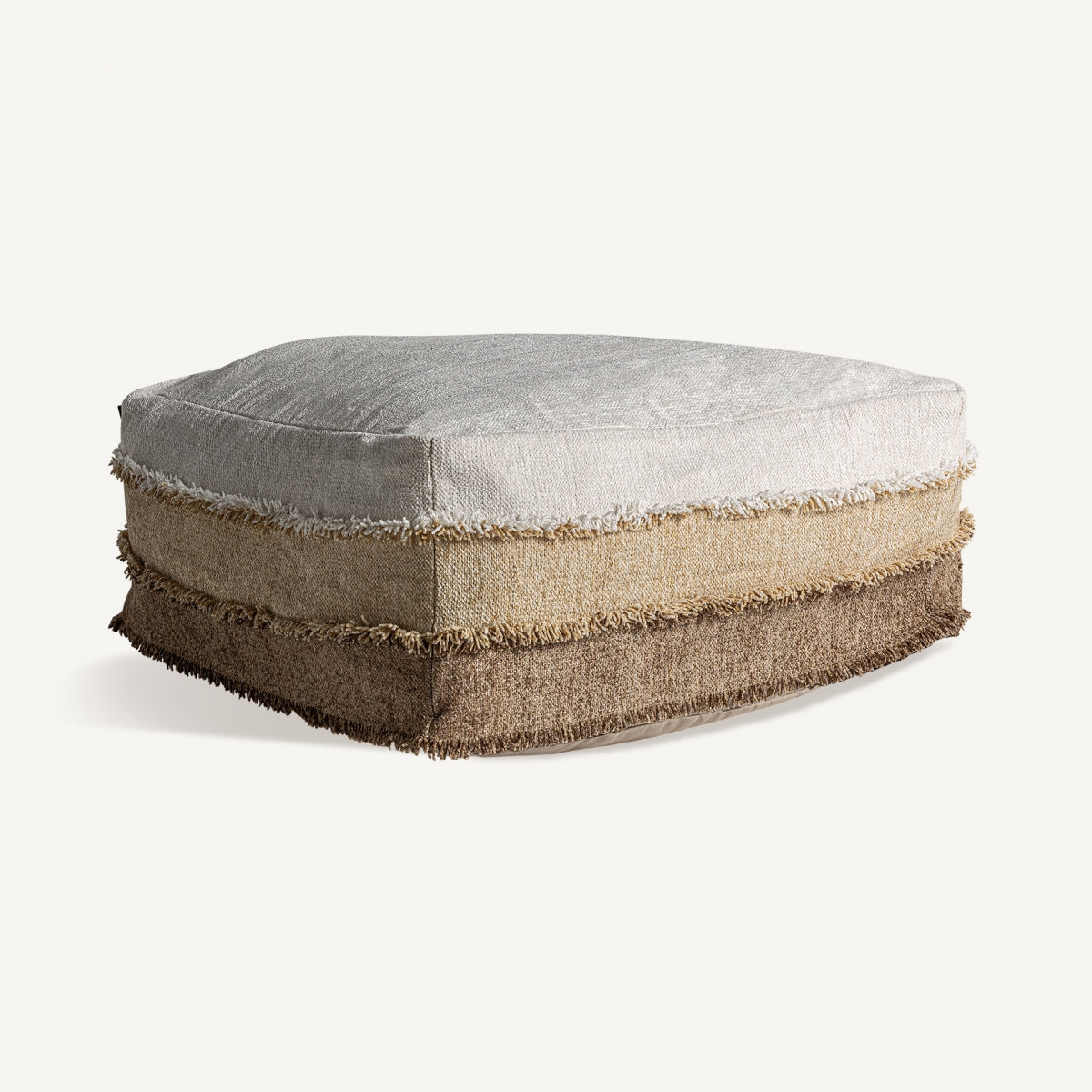 El Puff cuadrado en algodón y terciopelo Euken presenta tres capas texturizadas en beige y marrón, cada una con texturas de tela y flecos únicos, brindando un diseño elegante y una comodidad excepcional.