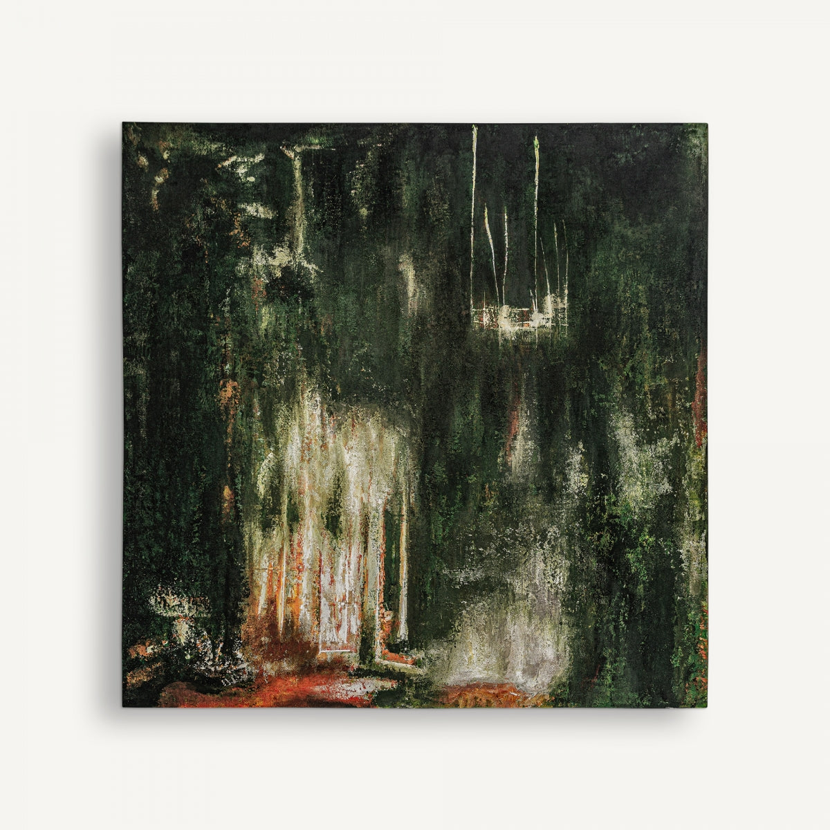 El Cuadro decorativo abstracto lienzo artesanal (200x200 cm) Alerce presenta tonos verde oscuro, negro y rojo con pinceladas verticales y veteadas: una pieza de arte contemporáneo ideal para espacios modernos.