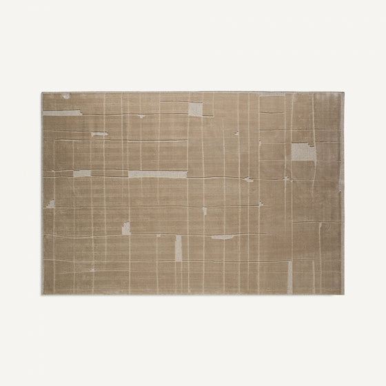 La alfombra en viscosa (290x200 cm) Ivana es rectangular y beige, con un sutil diseño geométrico de líneas y bloques, confeccionada en viscosa de alta calidad y mostrada sobre fondo blanco.