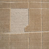 La Alfombra en viscosa Ivana (290x200 cm) presenta un diseño geométrico beige, con una loseta central más clara rodeada parcialmente por tonos oscuros. Las costuras y textura realzan la alta calidad de esta alfombra.