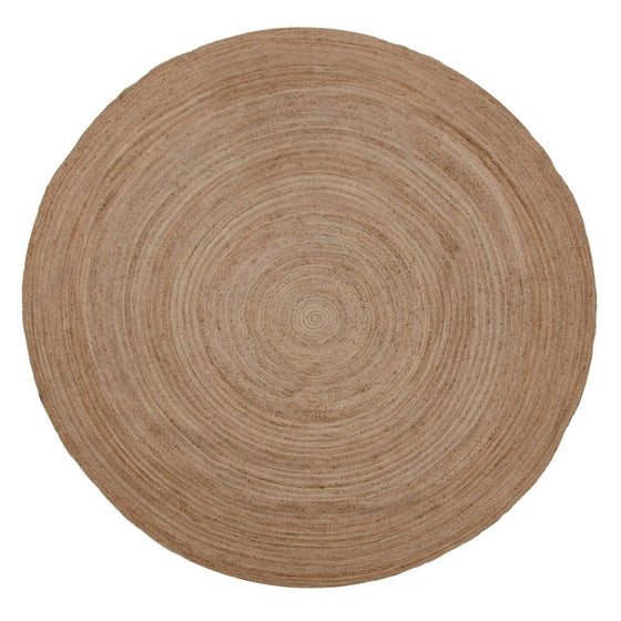 La Alfombra en Yute Natural Circular Tierra, una alfombra redonda de yute con patrones concéntricos en beige natural, aporta un aire de elegancia natural a cualquier estancia. Ideal para la decoración del hogar, realza los interiores con su sutil encanto.