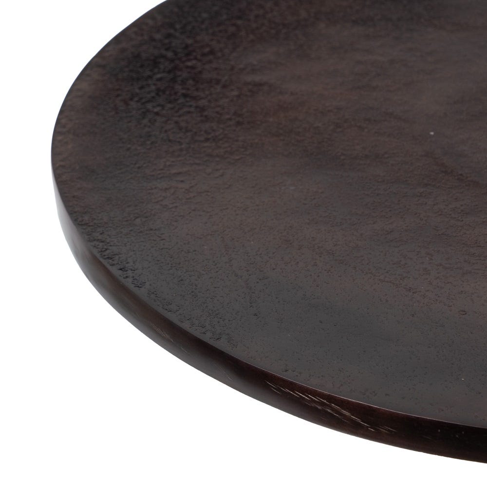 Primer plano de un tablero de mesa redondo de color marrón oscuro con una superficie lisa y texturizada, perfecto para un ambiente de estilo moderno con la Mesa auxiliar en Aluminio color cobre Kapra Ø45.