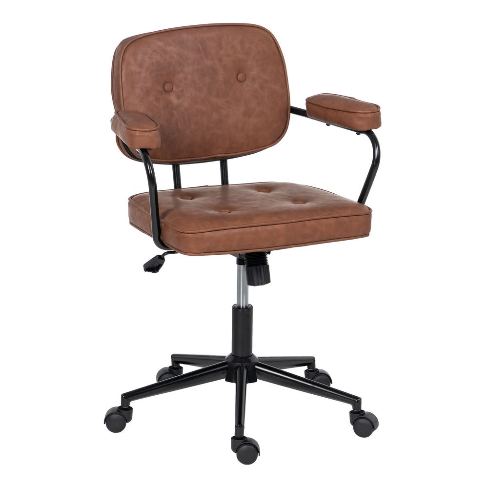 La Silla de Escritorio en Símil Piel y Metal Rudd es una silla de oficina marrón con respaldo, asiento y apoyabrazos acolchados sobre una base giratoria de metal negro con ruedas. Su diseño ergonómico brinda comodidad para cualquier hogar o espacio de trabajo profesional.