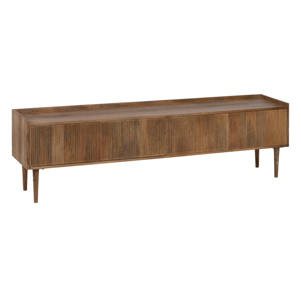 Fabricado en rica madera de mango, este aparador largo de madera presenta cuatro puertas acanaladas y patas cónicas, mostrando un diseño moderno que complementa perfectamente al Mueble TV en madera de mango Apricot.