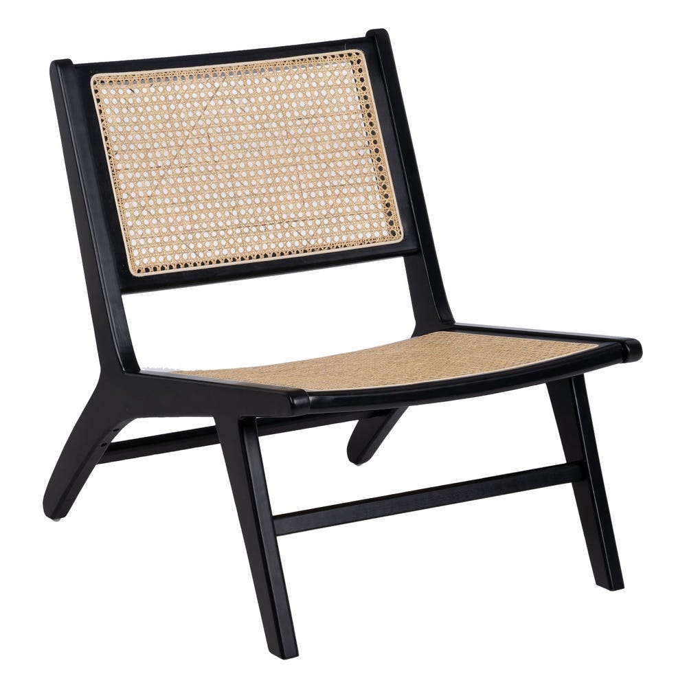 El Sillón en Madera y Ratán "Noir" presenta una estructura negra y respaldo y asiento de caña tejida, ligeramente inclinado hacia atrás. Combina la artesanía tradicional con el estilo modernista sobre un fondo blanco, encarnando la comodidad con la elegancia.