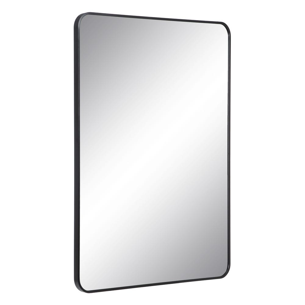 El Espejo Negro Aluminio Cristal Rectangular Baeto encarna la elegancia con su marco negro contemporáneo, ligeramente inclinado hacia la izquierda.