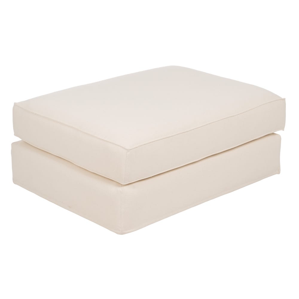 El Puf Cuadrado en Algodón Crema Lira, una otomana acolchada rectangular de color beige, se muestra sobre un fondo blanco.