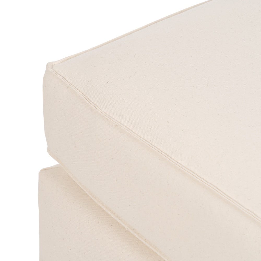 Primer plano de una esquina del Puf Cuadrado en Algodón Crema Lira, un elegante Elemento Decorativo, que muestra sus detalles de costuras visibles.