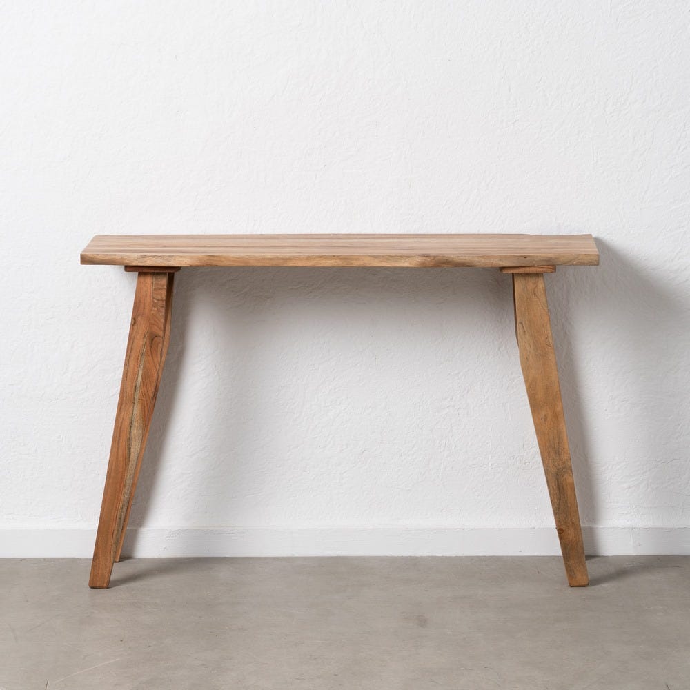 La Consola en Acacia Natural Zeura, con sus dos patas en ángulo, destila elegancia moderna, colocada contra una pared blanca texturizada sobre un suelo gris.