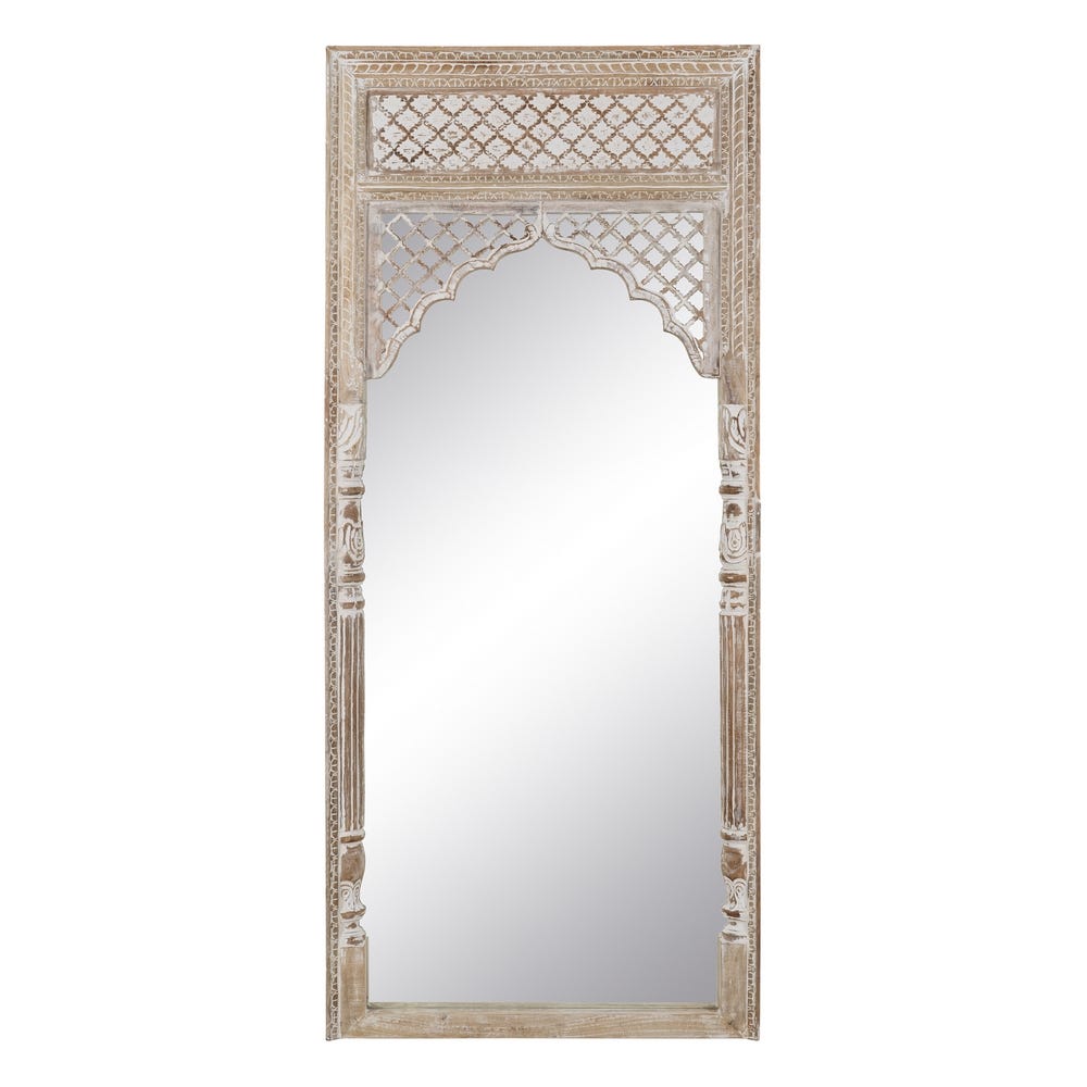 El Espejo vestidor en madera Y DM Lgance es un llamativo espejo rectangular ornamentado que presenta un marco decorativo de madera tallada con diseños de celosía y arco, que incorpora un sutil diseño rústico.