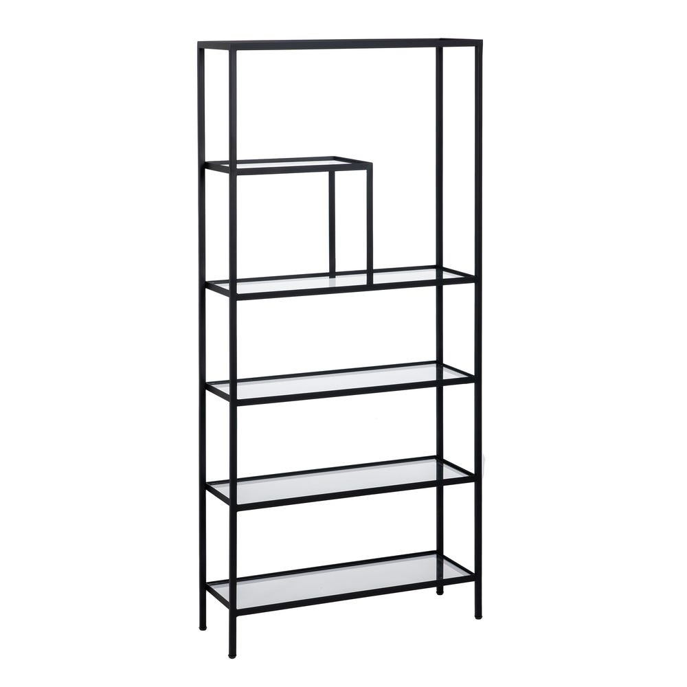La estantería alta Glass-Square, realizada en metal negro con cinco estantes de cristal, presenta un diseño abierto y minimalista que encarna un estilo moderno-industrial.