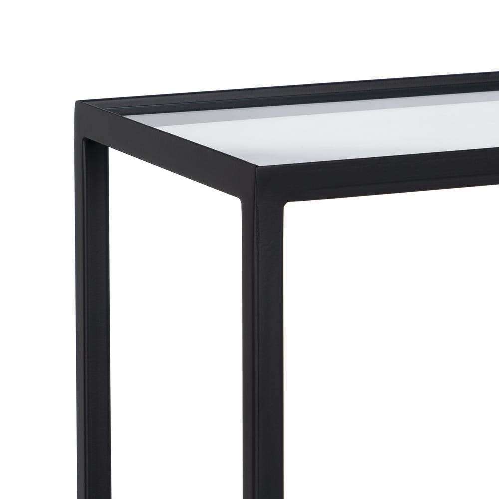 Primer plano de una esquina minimalista Estantería Moderna en Metal y Cristal Glass-Square, que muestra un marco de metal negro y una mesa blanca, que encarna el estilo moderno-industrial con un diseño versátil.