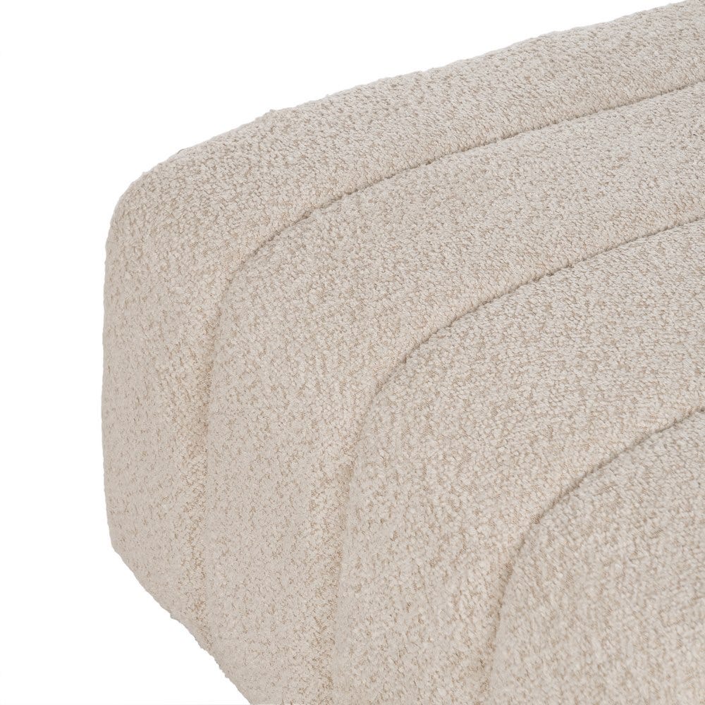 Primer plano del tejido texturizado beige con líneas de costura paralelas del Puff cuadrado Beige moderno Siena.