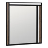 El Espejo Cuadrado de Metal Negro y Vinilo Pino Natural presenta un marco de metal negro con dos tiras de vinilo de pino, ofreciendo una decoración elegante que combina a la perfección con cualquier espacio de diseño contemporáneo.