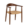 La Silla de Comedor en Madera de Haya Corda es una silla de comedor de madera con respaldo y apoyabrazos curvados, que presenta un asiento de cuerda de papel tejido y cuatro patas rectas de haya.