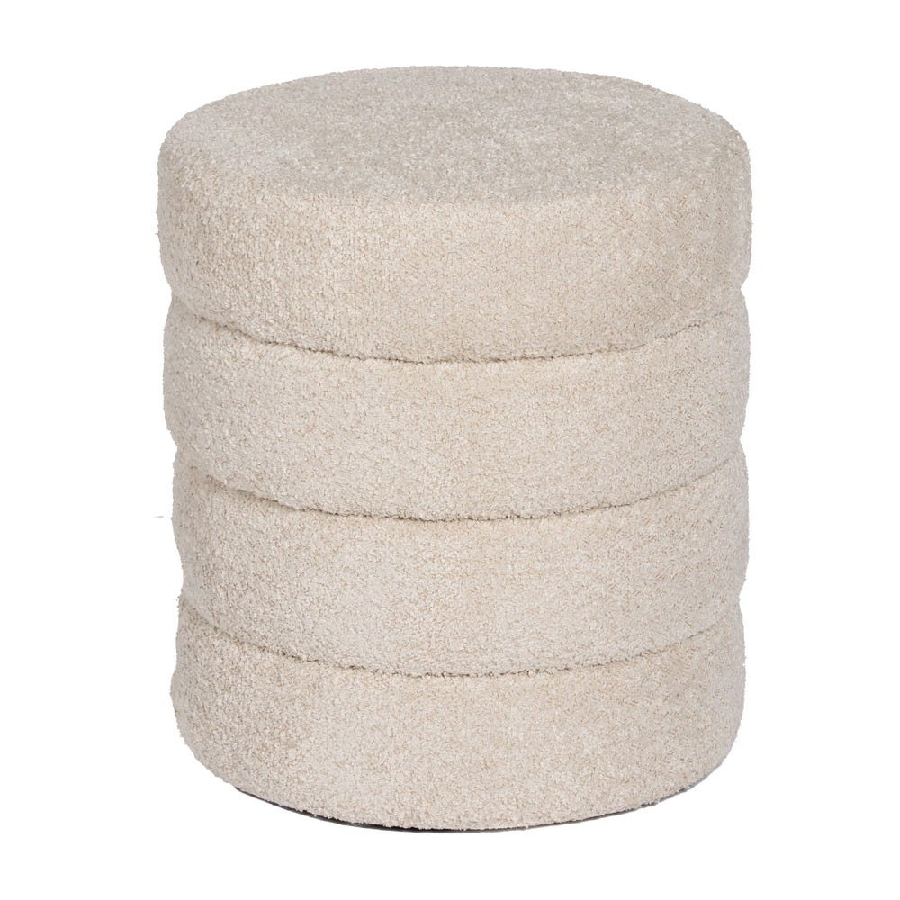 Una pila de cuatro cojines redondos de tela beige ofrece un cómodo asiento adicional. Estos cojines, que recuerdan la comodidad del Puf Redondo en Borreguito Cion, aportan calidez y estilo a cualquier habitación.