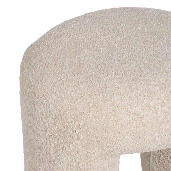 Primer plano del Puf Banqueta en Borreguito Beige Curv, una pieza tapizada en beige texturizado con bordes curvos que combina diseño moderno con comodidad hogareña.