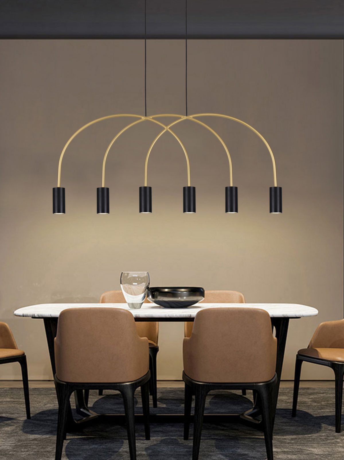 Comedor moderno con una mesa ovalada blanca, seis sillas beige y la elegante Lámpara de techo en acero SI-Toru 6 en un diseño de arco oro-negro con cinco accesorios, personificando la elegancia del diseño industrial moderno.