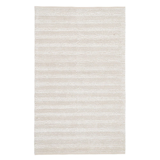 Toda la superficie está adornada con una Alfombra en Crema Alfombra Toscana de color beige texturizado, que presenta un sutil patrón de rayas que encarna elegancia y suavidad.