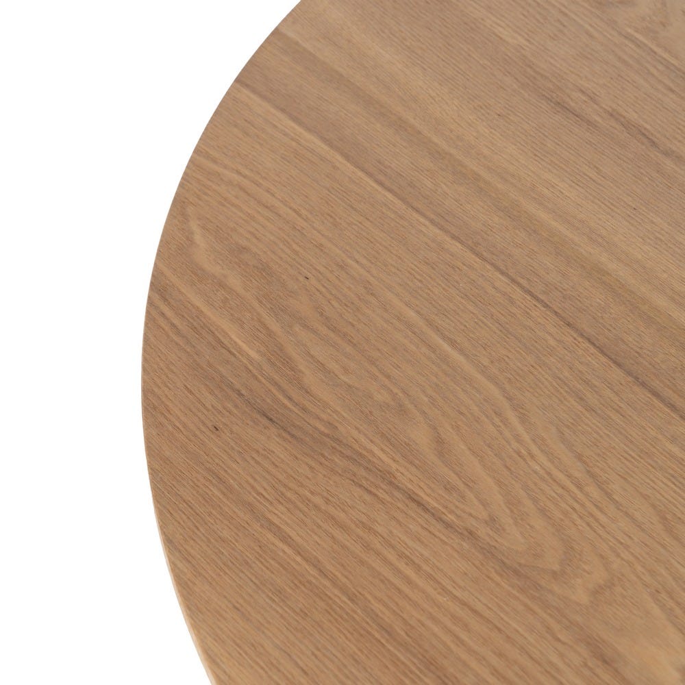 Primer plano de una mesa de comedor redonda (Ø120) en DM y Madera Misso con un patrón de vetas naturales, mostrando un diseño moderno.
