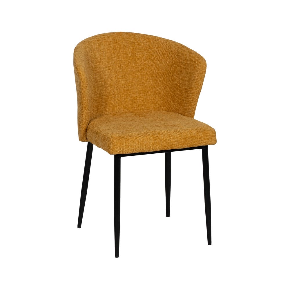 La Silla de Comedor Tapizada Sev, de diseño en color amarillo mostaza con respaldo redondeado y patas de metal negro elaboradas en tejido y metal, irradia elegancia y comodidad sobre un fondo blanco liso.