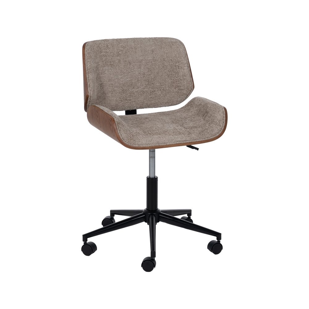 La Silla de escritorio Tapizada y en Madera con Ruedas Woody es una silla de oficina ergonómica con asiento y respaldo acolchados, acabado en tela beige, asentada sobre una robusta base de metal con cinco ruedas.