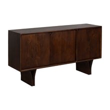  El Aparador pequeño en Madera De Acacia Acadia es un aparador de madera oscura con tres puertas de gabinete y patas curvas, que proporciona un almacenamiento elegante sobre un fondo blanco.