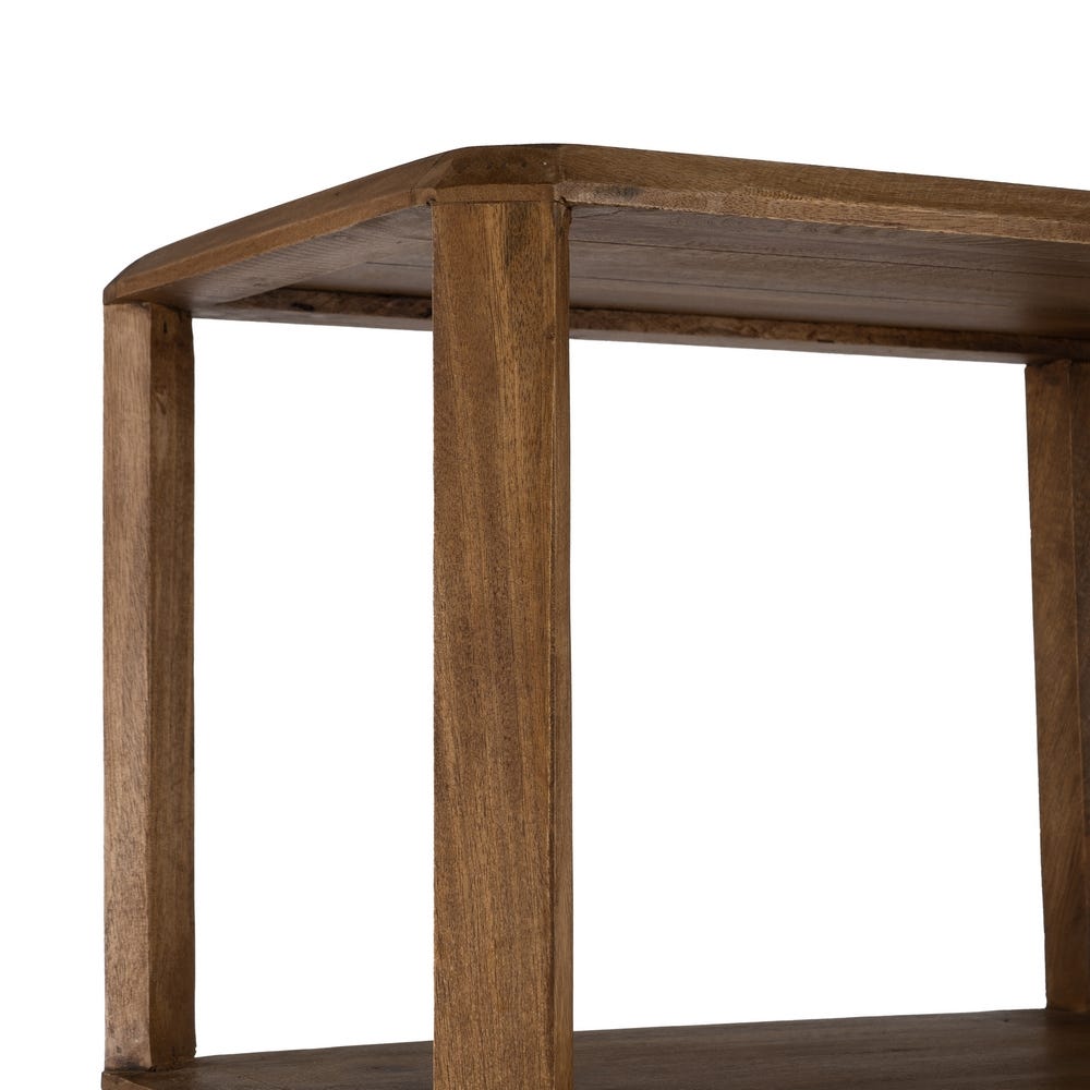 Una vista de cerca del marco de una mesa de madera resalta una esquina con un acabado suave y vetas de madera visibles, que recuerdan a la Estantería Vertical en Madera de Mango Rigo finamente elaborada.