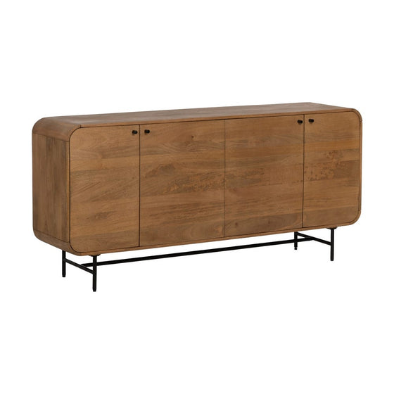 El Aparador Madera Mango Natural Mahón cuenta con una base de metal negro, cuatro puertas de gabinete y bordes redondeados, combinando almacenamiento y diseño moderno para un mueble funcional que realza cualquier espacio.