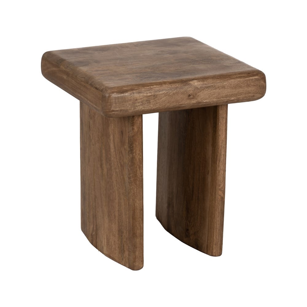 La Mesa auxiliar de madera de mango marrón Malva es un pequeño taburete cuadrado de madera de acabado liso con dos patas anchas y curvas, que plasma la elegancia rústica en su diseño minimalista.