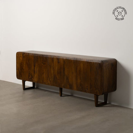 El APARADOR MARRÓN MADERA DE MANGO SALÓN 234 X 44 X 86 CM se destaca contra una pared blanca. Este aparador de madera, que presenta madera de mango con un acabado marrón oscuro, cuatro patas cónicas y dos puertas, mantiene un diseño minimalista que acentúa sus patas de altura para darle un toque elegante.