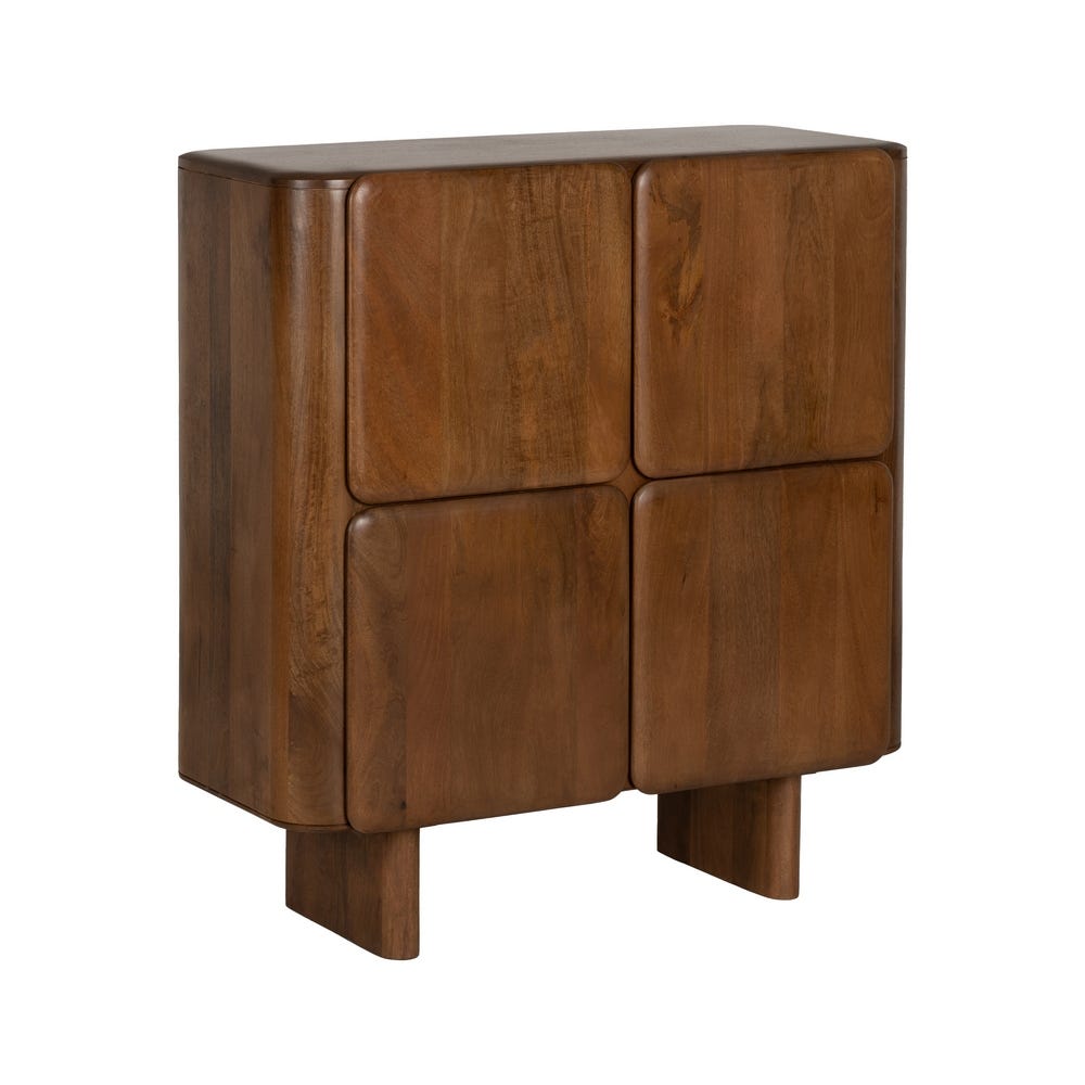 El Aparador de Almacenamiento en Madera Nosy Be, con cantos redondeados y puertas de cuatro paneles sobre dos patas rectangulares, combina a la perfección diseño y funcionalidad.