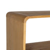 Primer plano de la Estantería moderna en madera mindi Modigo esquinera, resaltando sus bordes curvos y su elegante diseño minimalista con dos estantes visibles.